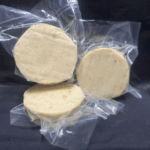 Arepa de yuca rellena de queso refrigerada