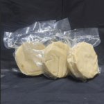 Arepa de chicharrón rellena de queso refrigerada